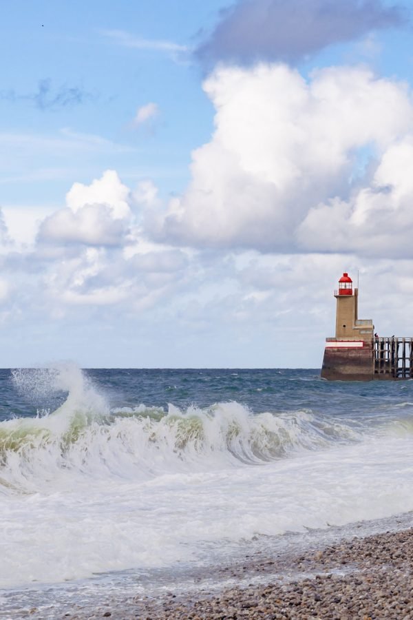 lighthouses-and-guidance-at-the-entrance-of-the-port-of-fecamp-normandy-france-europe-on-the-coast-of-normandy-in-the-english-channel-in-autumn-seascape-with-waves